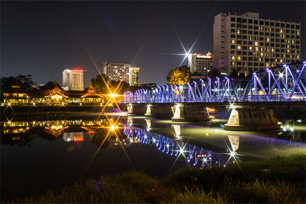 城市公園景觀亮化燈光與環(huán)境相結(jié)合