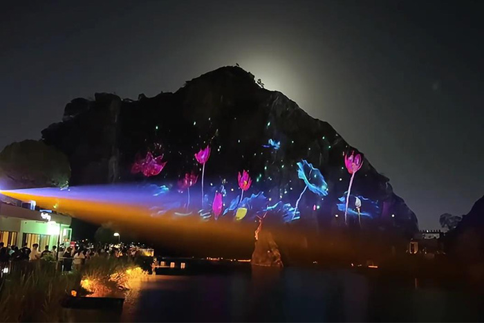 亮化讓山成焦點，無光讓景變背景，游客選擇早有答案